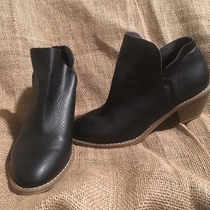 Worn once, universal thread booties